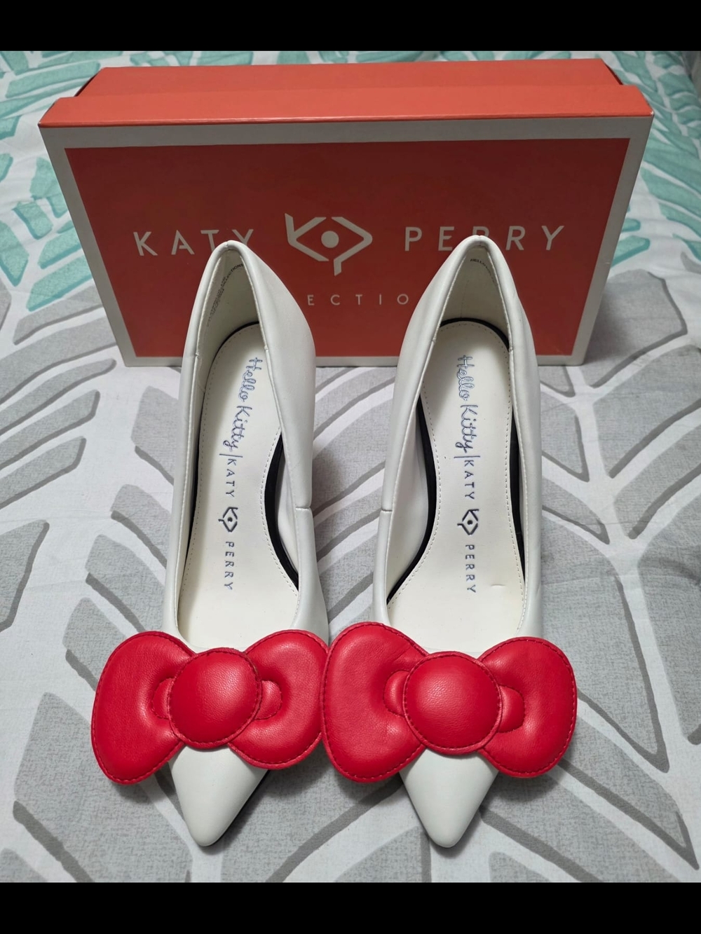 Katy Perry & Disney Collections White Pointed Pumps with Red Bow Detail